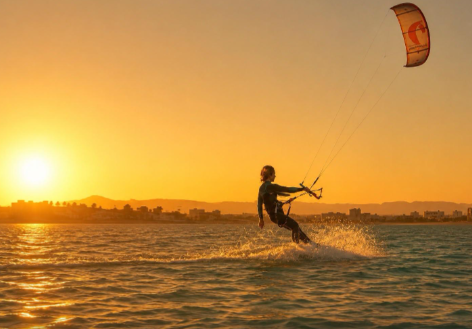 Kitesurfer bei Sonnenuntergang